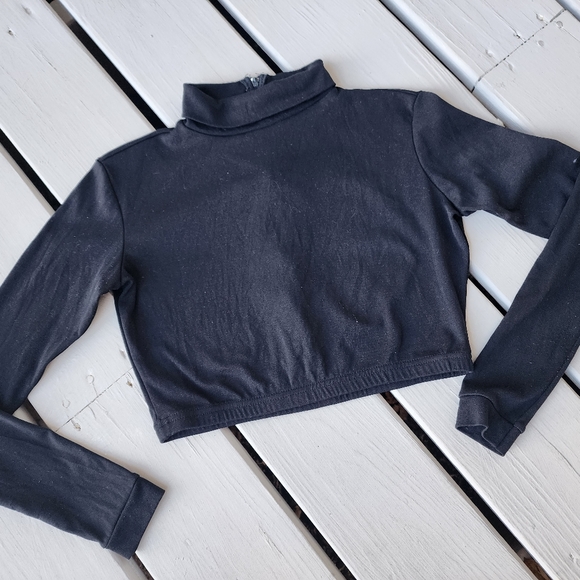 S cropped Turtleneck w back zipper - Picture 8 of 10